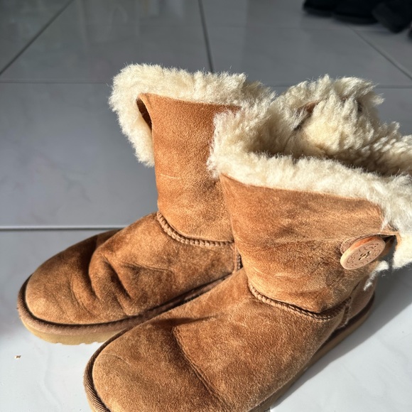 Chestnut Ugg booties, button side, size 6 - Picture 7 of 7